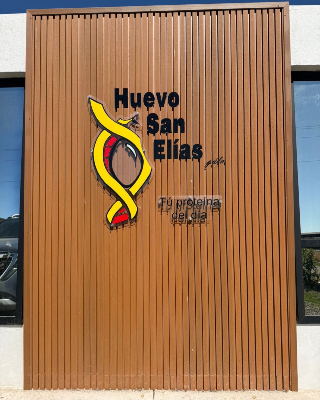 Fachada comercial revestida con lambrín MARPA